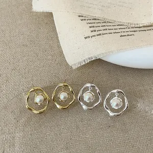 Boucles d'oreilles perles irrégulières en métal doré et argenté au design ondulé