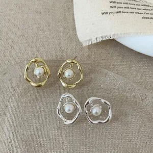 Boucles d'oreilles vagues irrégulières avec perles dorées et argentées sur lin