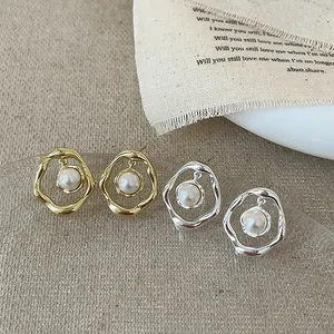 Boucles d'Oreilles Clous en Künstliche Perle et Métal Liquide Irrégulier Avec Tige en Argent Sterling 925 Rétro Français Minimaliste Or Argent Plaqué Bijoux Élégants Femmes