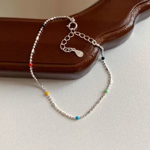 Detalle de la pulsera de plata de ley S925 con cuentas coloridas y cierre de mosquetón