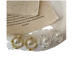 Boucles d'oreilles irrégulières en métal avec perles blanches en doré et argenté