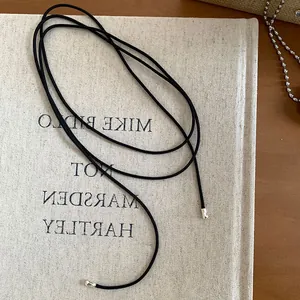 Détail d'un collier choker en velours noir avec des embouts métalliques argentés