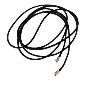 Collier choker en velours noir élégant avec embouts en argent S925 sur fond blanc