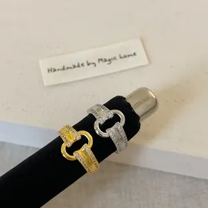 Bague rétro en métal brossé avec pavage de zircons en finitions or et argent