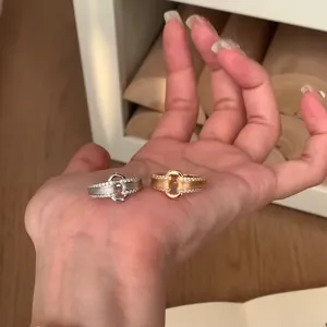 Gros plan sur les bagues en métal brossé avec boucle mors et zircons micro-pavés