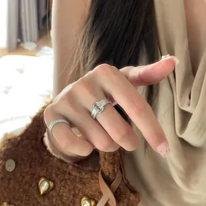 Détail de la bague en métal argenté vintage sertie de zircons sur la main