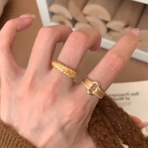 Détails de bagues dorées vintage avec finition en métal brossé et texture de zircons
