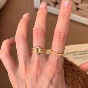Bagues vintage en or brossé avec zircons portées au doigt pour un style élégant et chic