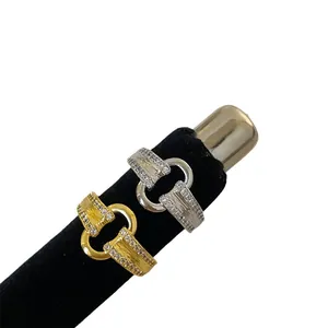 Bagues vintage en métal brossé avec zircons cubiques en finitions or et argent