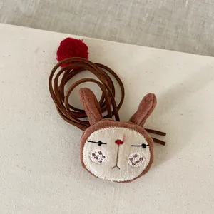 Joli collier lapin en peluche marron avec cordon cuir et pompon rouge femme