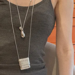 Collier Long pour Femmes avec Pendentif Mini Sac en Métal Tissé Minimaliste Goutte d'Eau Liquide Plaqué Or Chaîne de Pull Bijoux