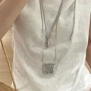 Collier double épaisseur argenté minimaliste avec pendentifs goutte et rectangle tressé