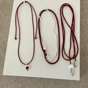 Minimalistische rode koord choker kettingen met zilveren hangers en parels voor dames