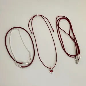 Rode koord choker ketting met zilveren slangenketting en parelhanger in minimalistisch