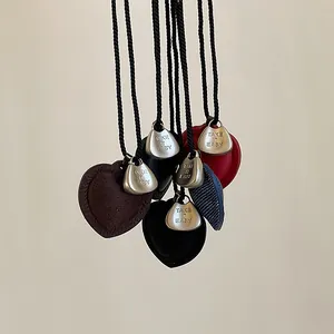 Collar con colgante de corazón retro en cuero de colores con grabado Take It Easy en plata