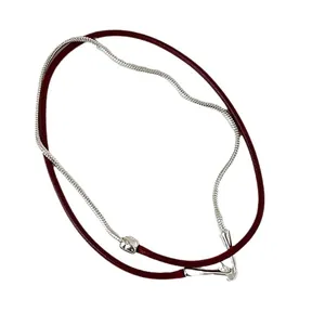Dubbellaagse choker ketting met donkerrood geweven touw en zilveren slangenketting
