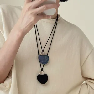 Collar de doble corazón con colgantes de denim azul y cuero negro en cordón negro