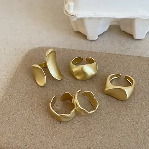 Minimalistisches Set aus mattgoldenen, unregelmäßigen offenen Ringen für Damen