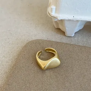Mattgoldener unregelmäßiger geometrischer offener Ring mit minimalistischem Metalldesign