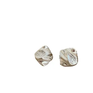 Minimalistische silberne unregelmäßige Metallohrstecker mit strukturierter Glanzoberfläche