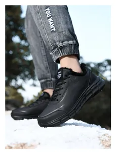 Vue détaillée de baskets en cuir noir avec doublure polaire chaude pour la neige