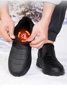 Dettaglio scarpe invernali con fodera in pile spesso e suola in gomma antiscivolo