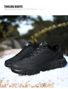 Bottes d'hiver en cuir noir avec doublure polaire chaude sur fond de neige naturelle