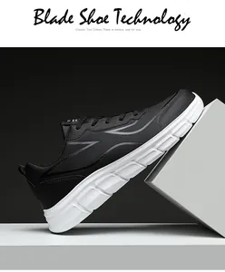 Vue latérale de baskets de sport pour hommes avec tige en cuir noir et semelle blanche