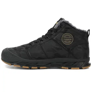 Vue latérale de la botte de neige camouflage noire avec doublure en fausse fourrure grise chaude