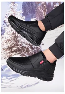 Dettaglio scarpe da camminata invernali nere da uomo con fodera in pile e senza lacci