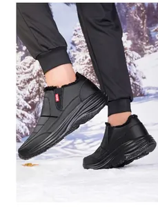 Dettaglio di scarpe da camminata invernali nere con tomaia trapuntata e calda fodera felpata