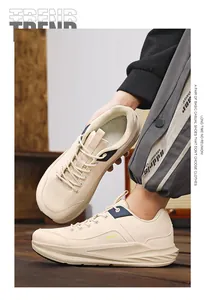Detailansicht cremefarbener Sneaker in Übergröße mit grünen Akzenten und dicker Sohle