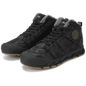 Détail de bottes de neige camouflage noir avec doublure chaude en fausse fourrure grise