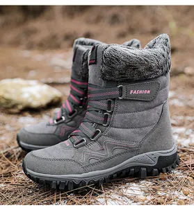 Detail van donkergrijze sneeuwwandelschoenen met roze stiksels, bontvoering en antislipzool