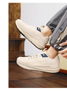 Detailansicht beige Weitschaft-Sneaker mit blauen Akzenten und dicker Komfortsohle