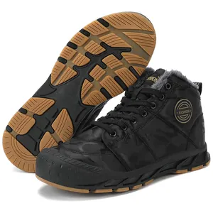 Détail de bottes d'hiver camouflage avec doublure chaude et semelle antidérapante