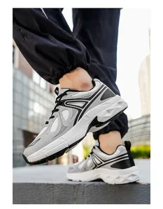 Detailansicht der atmungsaktiven Mesh-Sneaker mit dicker Sohle an einem Modell im Freien