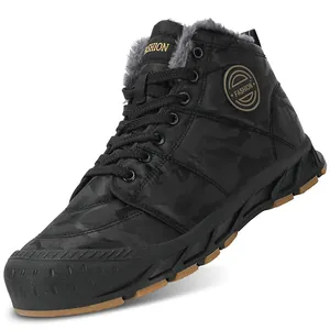 Détail des bottes de neige camouflage pour hommes avec doublure en fourrure et semelle antidérapante.