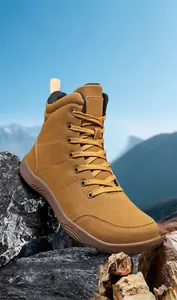 Dettaglio delle scarpe da trekking alte con suole in gomma e punte rinforzate resistenti