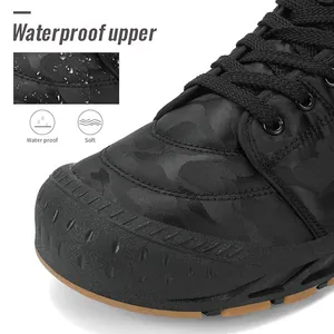 Gros plan d'un haut de botte de neige camouflage imperméable avec détail en tissu doux.