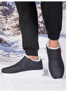 Dettaglio di scarpe invernali con fodera in pile spesso e suola bianca antiscivolo