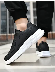 Vue latérale extérieure de baskets pour hommes noir et blanc avec semelle épaisse