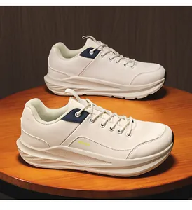 Nahaufnahme beiger Leder-Sneaker mit marineblauen Einsätzen und dicker Profilsohle