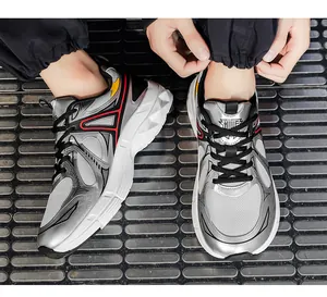Detailansicht der atmungsaktiven silbernen Mesh-Sneaker auf industriellem grauem Hintergrund