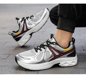 Makroseitenansicht von Retro Chunky Sneakern mit silbernem Metallic-Finish und Mesh-Details