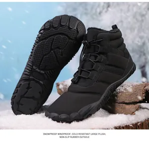 Dettaglio stivali da neve barefoot con fodera in morbido peluche e suola in gomma antiscivolo
