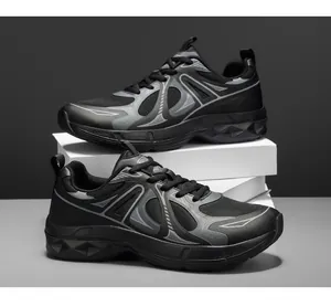 Nahaufnahme von schwarzem Mesh und grauem Kunstleder bei Herren-Sportlaufschuhen
