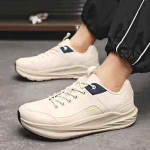 Herren Sportschuhe aus Leder in Cremeweiß mit dicker Sohle und blauem Einsatz auf Grau