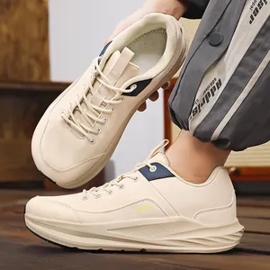 Herren Sneaker in Beige und Marineblau mit dicker Dämpfungssohle und gelber Schrift