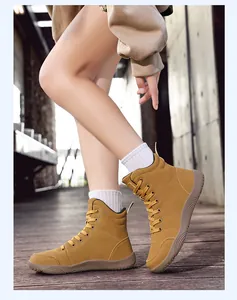 Stivali outdoor alti giallo grano in pelle opaca con suole in gomma resistenti